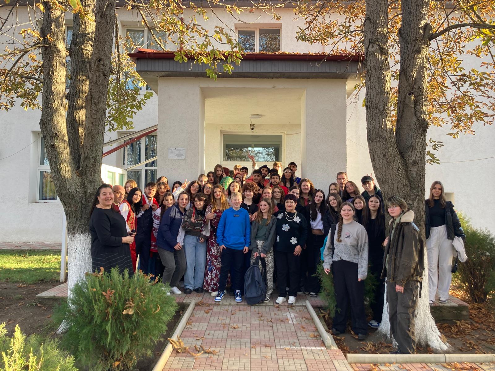 Astăzi, 19 noiembrie, la Liceul Tehnologic Băneasa, a avut loc activitatea  ce face parte din proiectul interșcolar ,,Juxtapuneri culturale”