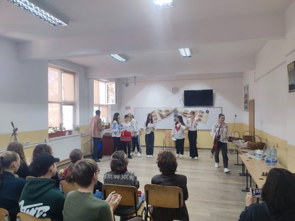 Astăzi, 19 noiembrie, la Liceul Tehnologic Băneasa, a avut loc activitatea  ce face parte din proiectul interșcolar ,,Juxtapuneri culturale”