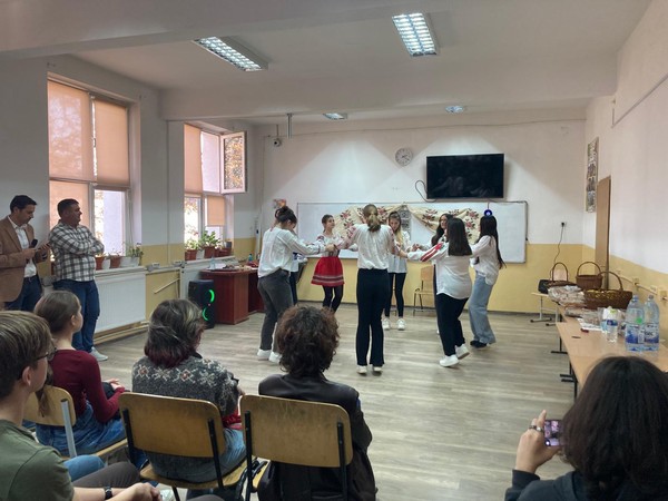 Astăzi, 19 noiembrie, la Liceul Tehnologic Băneasa, a avut loc activitatea  ce face parte din proiectul interșcolar ,,Juxtapuneri culturale”