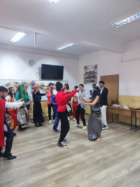 Astăzi, 19 noiembrie, la Liceul Tehnologic Băneasa, a avut loc activitatea  ce face parte din proiectul interșcolar ,,Juxtapuneri culturale”