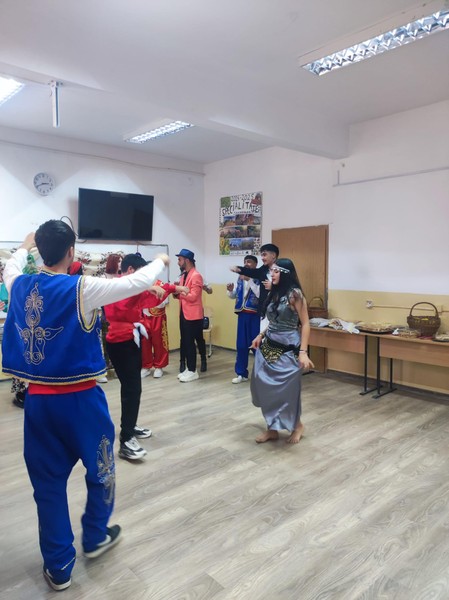 Astăzi, 19 noiembrie, la Liceul Tehnologic Băneasa, a avut loc activitatea  ce face parte din proiectul interșcolar ,,Juxtapuneri culturale”