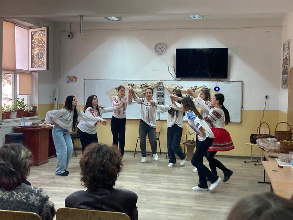 Astăzi, 19 noiembrie, la Liceul Tehnologic Băneasa, a avut loc activitatea  ce face parte din proiectul interșcolar ,,Juxtapuneri culturale”
