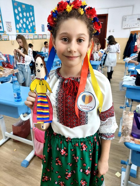 Elevii claselor I B si a III-a B au sărbătorit în avans Ziua Națională a României.