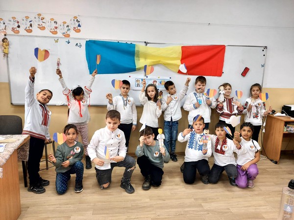 Elevii claselor I B si a III-a B au sărbătorit în avans Ziua Națională a României.