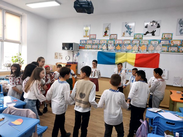 Elevii claselor I B si a III-a B au sărbătorit în avans Ziua Națională a României.