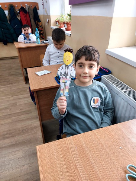 Elevii claselor I B si a III-a B au sărbătorit în avans Ziua Națională a României.