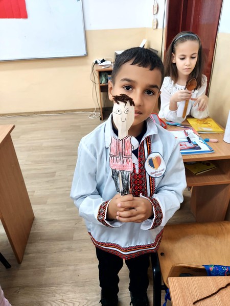 Elevii claselor I B si a III-a B au sărbătorit în avans Ziua Națională a României.