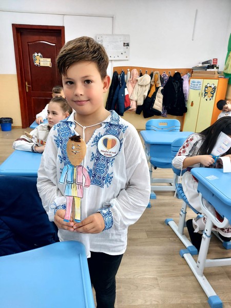 Elevii claselor I B si a III-a B au sărbătorit în avans Ziua Națională a României.