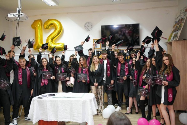 🎓Vă dorim drumuri drepte, alegeri înțelepte și încredere în voi. 