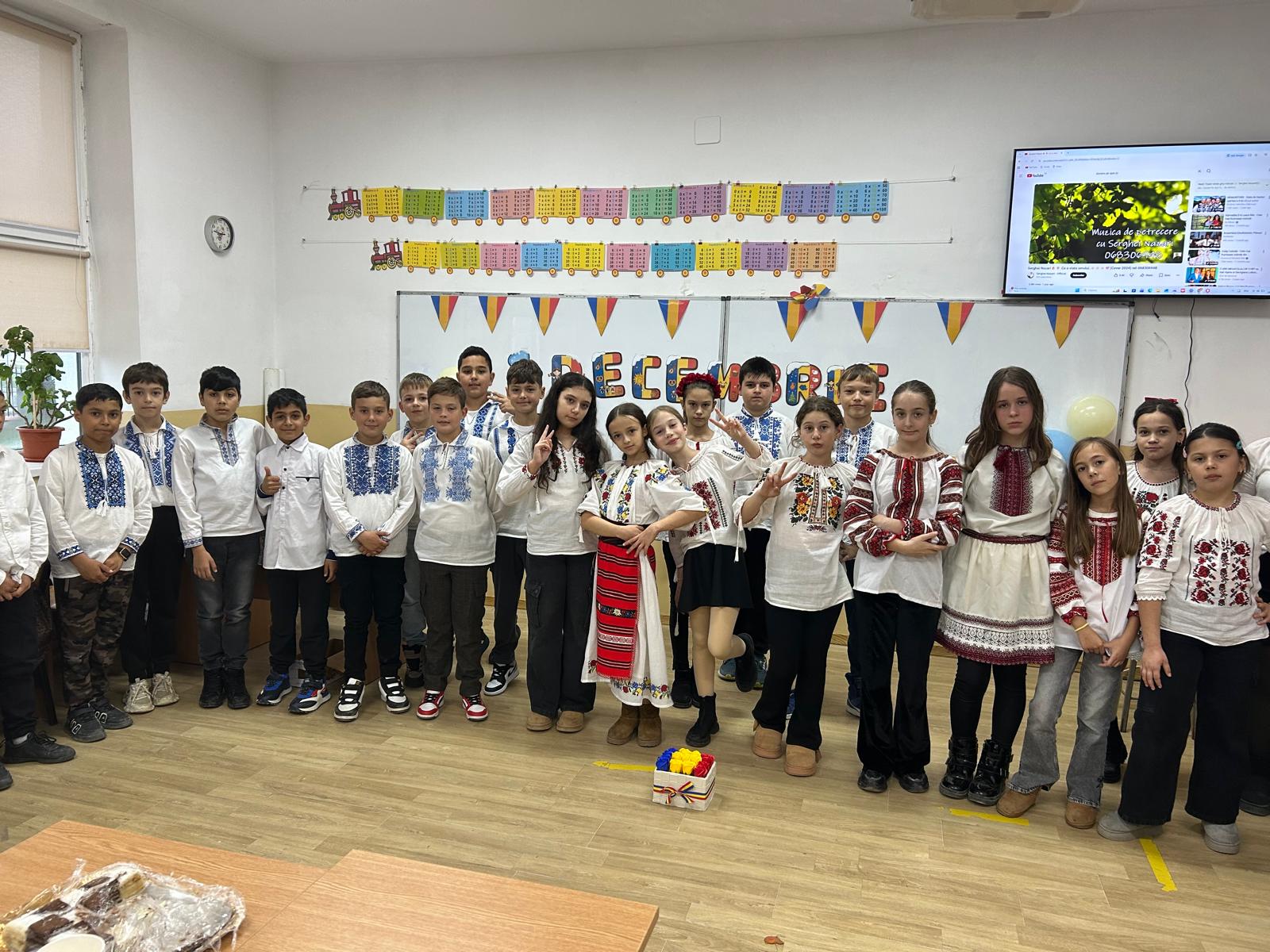 Astăzi, elevii clasei a IV-a B de la Liceul Tehnologic Băneasa au sărbătorit cu emoție și entuziasm Ziua Națională a României. 