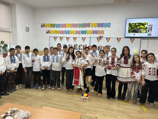 Astăzi, elevii clasei a IV-a B de la Liceul Tehnologic Băneasa au sărbătorit cu emoție și entuziasm Ziua Națională a României. 