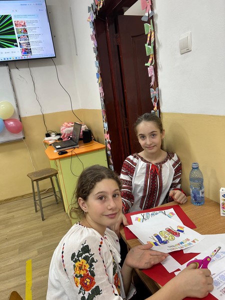 Astăzi, elevii clasei a IV-a B de la Liceul Tehnologic Băneasa au sărbătorit cu emoție și entuziasm Ziua Națională a României. 