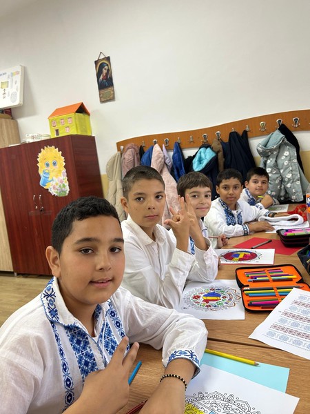 Astăzi, elevii clasei a IV-a B de la Liceul Tehnologic Băneasa au sărbătorit cu emoție și entuziasm Ziua Națională a României. 