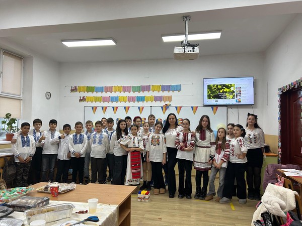 Astăzi, elevii clasei a IV-a B de la Liceul Tehnologic Băneasa au sărbătorit cu emoție și entuziasm Ziua Națională a României. 