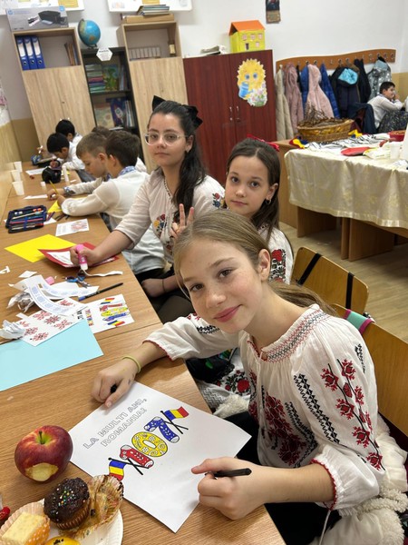 Astăzi, elevii clasei a IV-a B de la Liceul Tehnologic Băneasa au sărbătorit cu emoție și entuziasm Ziua Națională a României. 