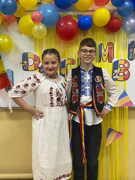 Copiii clasei a IV-a A au adus astăzi în clasă spiritul Zilei Naționale a României