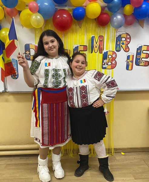 Copiii clasei a IV-a A au adus astăzi în clasă spiritul Zilei Naționale a României