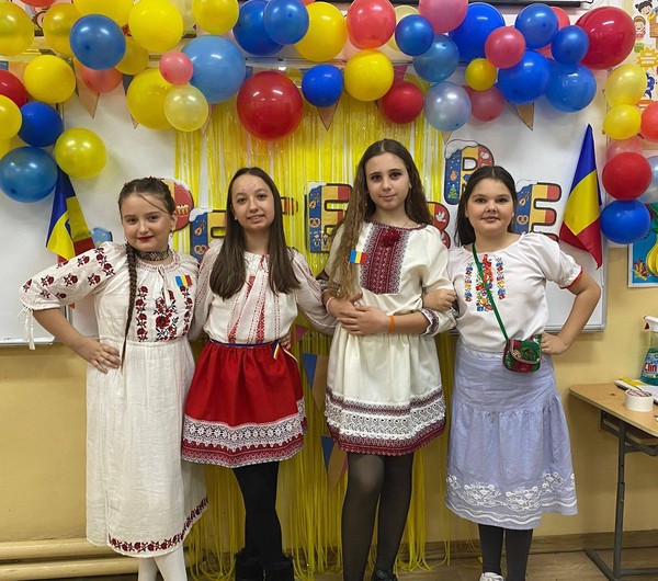 Copiii clasei a IV-a A au adus astăzi în clasă spiritul Zilei Naționale a României