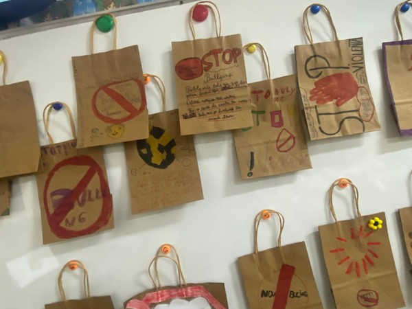 Astăzi, de Ziua Non-violenței în Școală, ne reamintim că respectul, empatia și bunătatea trebuie să stea la baza fiecărei relații dintre copii.