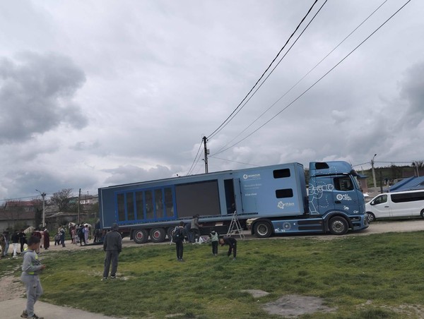 Caravana „Haihui VerZui”, un proiect inovator organizat de EFdeN, alături de partenerii Romcim, Mercedes-Benz și Blue River.
