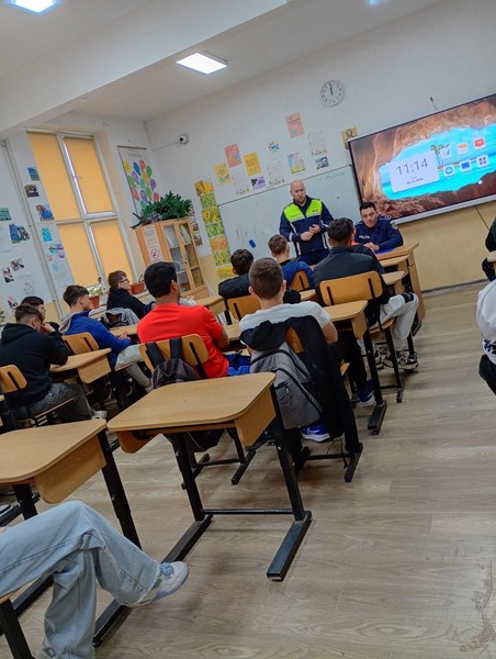 La Liceul Tehnologic Băneasa, prevenția comportamentelor de risc reprezintă o prioritate. În acest sens, reprezentanții M.A.I.