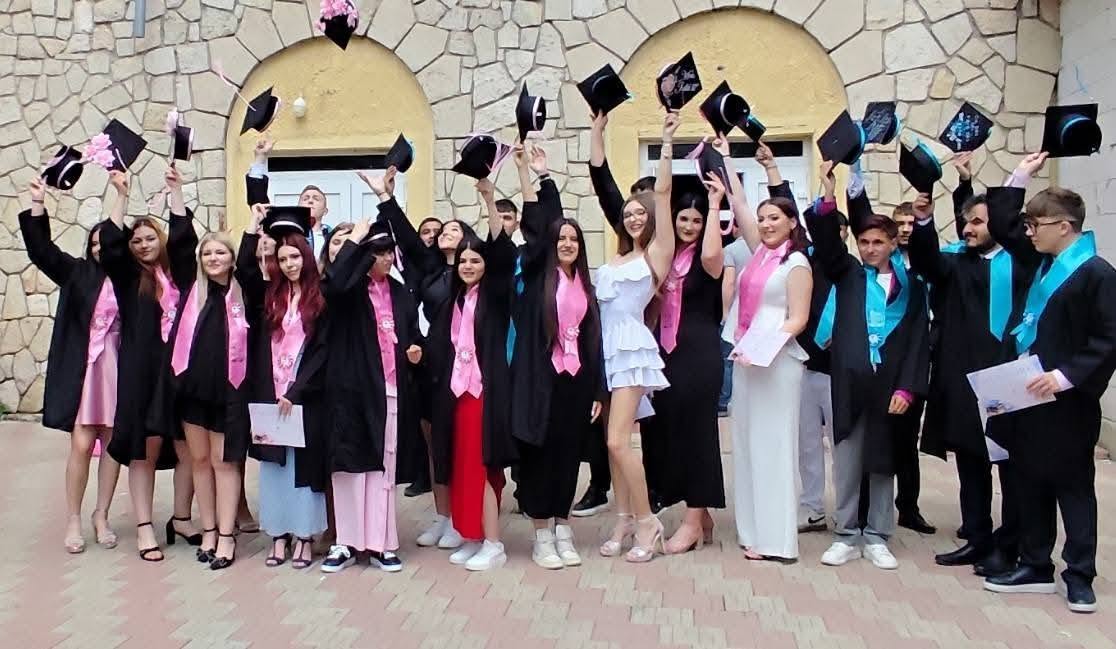 Moment plin de emoție și bucurie, elevii claselor a XII-a A și a XII-a B și-au luat rămas-bun de la anii de liceu, în cadrul festivității de absolvire organizate la Căminul Cultural Băneasa.