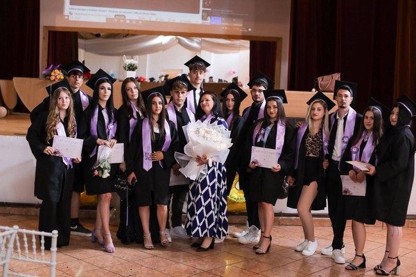 Moment plin de emoție și bucurie, elevii claselor a XII-a A și a XII-a B și-au luat rămas-bun de la anii de liceu, în cadrul festivității de absolvire organizate la Căminul Cultural Băneasa.